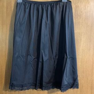 VINTAGE VANITY FAIR HALF SLIP